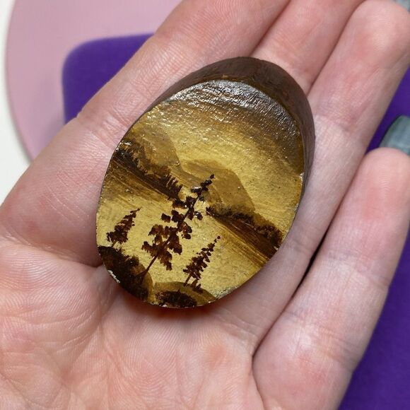 💛 Handmade Painted Wood Forest Scene Brooch - Picture 3 of 4